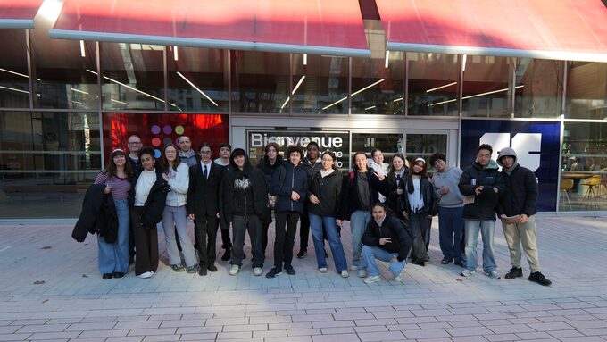 Nos élèves à l'entrée de l'école Cinécréatis.